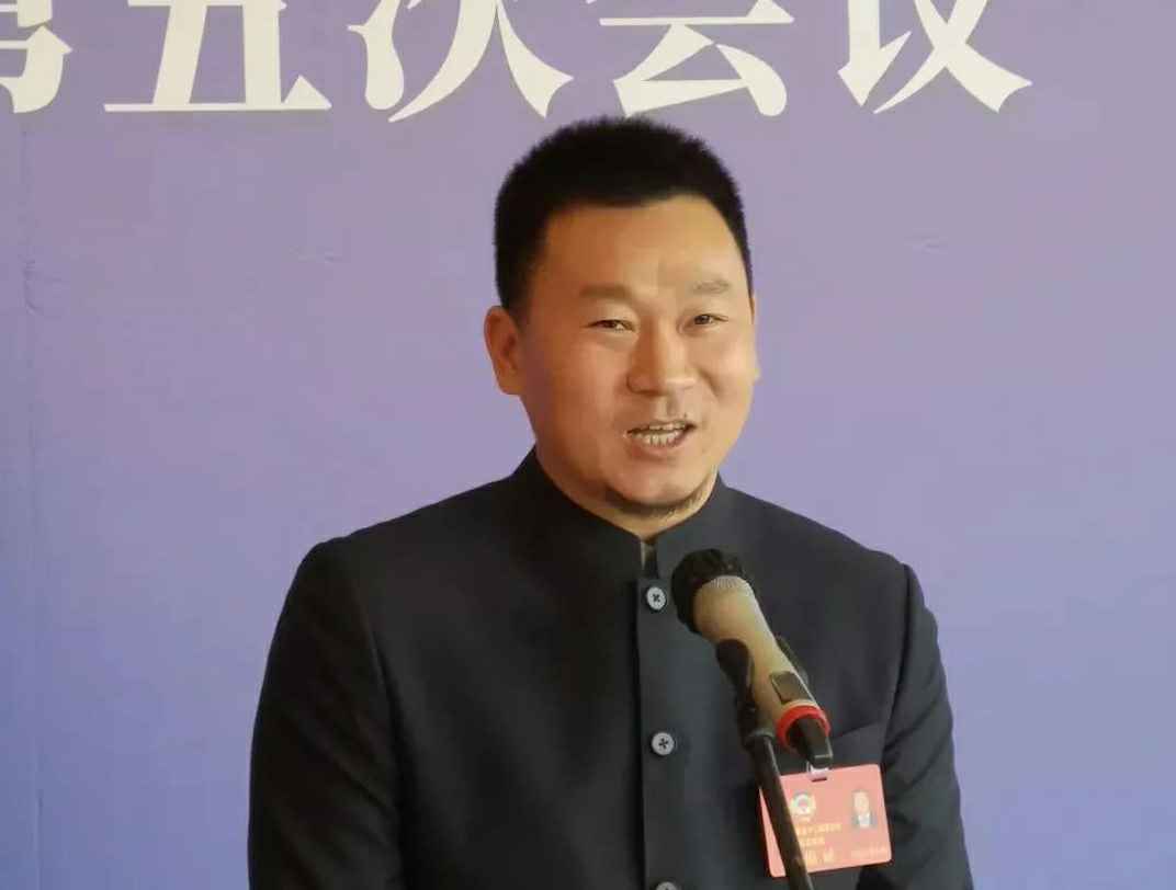为进一步展示市政协团结、民主、开放、自信的形象，向市民和网友展示政协委员的履职风采，中山市政协十二届五次会议在2月4日上午开幕前开设“委员通道”，市政协委员、星空体育平台官方网站-星空体育(中国)公司总经理陈朝阳走进“委员通道”，回应社会关切的问题。他就如何做好城市应急管理规划的问题进行发言，并回答记者提问。.jpg